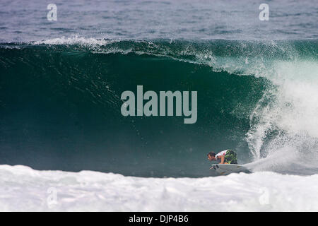 Nov 14, 2008 - Haliewa, California, USA - RUDY PALMBLOOM (Bluff, Durban, Afrique du Sud) (photo) avancée dans la série de 128 au récif à Haleiwa Beach Park à Haleiwa, Hawaii aujourd'hui. Les deux plus Palmbloom scores dans une vague étaient 8,67 et 2,67 A (sur un total possible de 10) pour un total de 11,34 points de chaleur. Palmbloom battu Bruno Santos (BRA) et Mikey Bruneau (HAW) et placé runner up t Banque D'Images