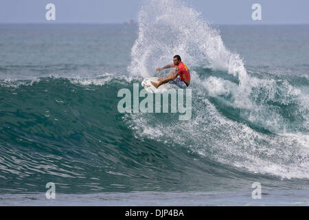 Nov 14, 2008 - Haleiwa, Hawaii, USA - SUNNY GARCIA (Hawaii) (photo), un 6 X Vans Triple Crown Champion, demeure sur la bonne voie pour gagner des points à requalifier pour l'ASP World Tour après l'avancement grâce à son tour de la chaleur 96 au Reef Hawaiian Pro à Haleiwa Ali'i Beach park aujourd'hui. Garcia est un ancien Champion ASP World Tour et pourrait se qualifier pour le 200 Banque D'Images