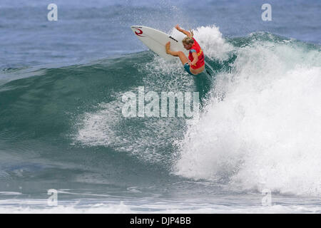 Nov 14, 2008 - Haleiwa, Hawaii, USA - STEPHANIE GILMORE (Gold Coast, Australie, Coolangatta) (photo) jusqu'à l'avancée des quarts de finale du REEF Hawaiian Pro à Haleiwa Ali'i Beach Park, New York aujourd'hui. L'affichage le plus haut score de la chaleur de l'événement avec une femme d'aujourd'hui 18,20 (sur un total possible de 20) à l'encontre de Burna Schmitz (BRA), Paige Hareb (NZ), Erica Hosseini (USA). Le montant de 17 Banque D'Images