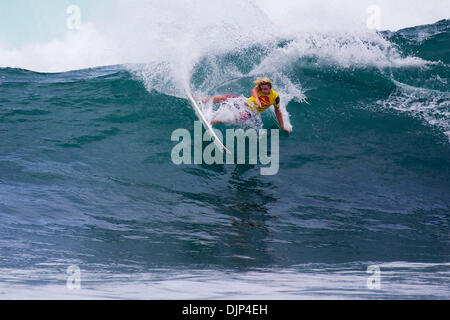 Nov 15, 2008 - Haleiwa, Hawaii, USA - SEBASTIEN ZEITZ (Kilauea, Hawaii) (photo) a affiché la plus forte vague de chaleur deux total le jour lors de la ronde 2 de la Reef Hawaiian Pro à Haleiwa aujourd'hui lorsqu'il inscrit un incroyable 18.27 (sur un total possible de 32) grâce à une paire de près de neuf points parfait rides (sur dix) dans le surf de 3 mètres. Zeitz défait William Cardosa, Thiago Camarao un Banque D'Images