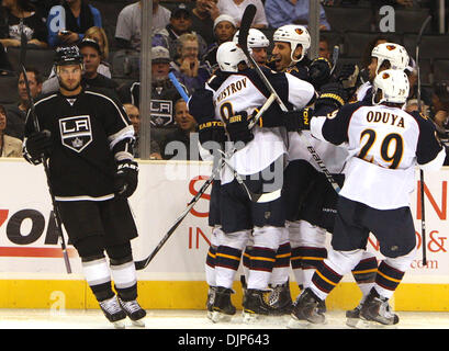 Avril 06, 2008 - Los Angeles, Californie, États-Unis - Atlanta Thrashers aile droite Chris Thorburn (27) célèbre avec coéquipiers passé Los Angeles Kings center Brad Richardson (15) après avoir marqué dans la deuxième période lors d'un match de hockey au Staples Center mardi, 12 octobre 2010, à Los Angeles. (SGVN/Staff Photo par Keith Birmingham/sport) (Crédit Image : © Vallée de San Gabriel Banque D'Images