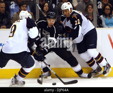 Avril 06, 2008 - Los Angeles, Californie, États-Unis - Los Angeles Kings le défenseur Jack Johnson (3) se bat pour la rondelle avec Atlanta Thrashers center Evander Kane (9) et Anthony Stewart (22) dans la deuxième période lors d'un match de hockey au Staples Center mardi, 12 octobre 2010, à Los Angeles. (SGVN/Staff Photo par Keith Birmingham/sport) (Crédit Image : © San Gabriel Valley Tr Banque D'Images