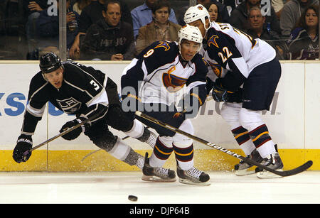 Avril 06, 2008 - Los Angeles, Californie, États-Unis - Los Angeles Kings le défenseur Jack Johnson (3) se bat pour la rondelle avec Atlanta Thrashers center Evander Kane (9) et Anthony Stewart (22) dans la deuxième période lors d'un match de hockey au Staples Center mardi, 12 octobre 2010, à Los Angeles. (SGVN/Staff Photo par Keith Birmingham/sport) (Crédit Image : © San Gabriel Valley Tr Banque D'Images