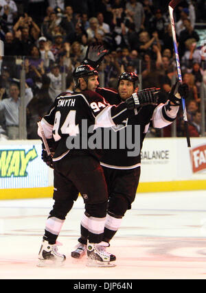 Avril 06, 2008 - Los Angeles, Californie, États-Unis - Los Angeles Kings' Ryan Smyth (94) célèbre avec un coéquipier après le scoringtwo objectifs et aider comme les rois battre les armoises 3-1 lors d'un match de hockey au Staples Center mardi, 12 octobre 2010, à Los Angeles. (SGVN/Staff Photo par Keith Birmingham/sport) (Crédit Image : © San Gabriel Valley Tribune/ZUMApress.com) Banque D'Images