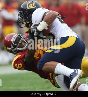 Avril 10, 2008 - Los Angeles, Californie, États-Unis - Californie du Sud Daniel évoluait Harper (26) s'attaque à la Californie d'utiliser de nouveau Sofele Isi (20) pour une perte de yards dans la première moitié au cours d'un CCP, NCAA football 10 jeu au Los Angeles Memorial Coliseum, le samedi 16 octobre 2010, à Los Angeles. (SGVN/Staff Photo par Keith Birmingham/sport) (Crédit Image : © San Gabriel Valle Banque D'Images