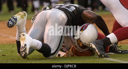 Aug 23, 2008 - Oakland, CA, USA - Oakland Raiders défensive fin DERRICK BURGESS sacks Arizona Cardinals quarterback MATT LEINART pendant un match au McAfee Coliseum. (Crédit Image : © AL GOLUB/Golub/Photographie Photographie Golub) Banque D'Images