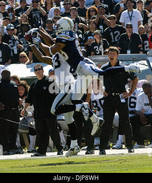 Sep 28, 2008 - Oakland, CA, USA - Oakland Raiders DEANGELO HALL # 23 évoluait casse vers le haut d'un laissez-passer pour San Diego Chargers receveur VINCENT JACKSON # 83 pendant un match au McAfee Coliseum. (Crédit Image : © AL GOLUB/Golub/Photographie Photographie Golub) Banque D'Images