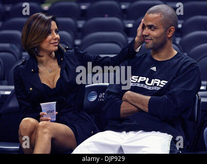 18 oct., 2008 - San Antonio, Texas, USA - SPORT Eva Longoria passe un peu de temps avec son mari Tony Parker courtside avant le début de la pré-saison avec les Spurs jeu Indiana Pacers à San Antonio le 18 octobre 2008. San Antonio Spurs jouer les Indiana Pacers au AT&T Center Samedi, 18 octobre, 2008. (Crédit Image : © San Antonio Express-News/ZUMAPRESS.com) Banque D'Images