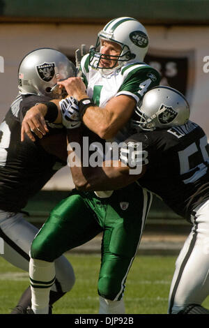 19 Oct 2008 - Oakland, CA, USA - Oakland Raiders défensive fin JAY RICHARDSON # 98 et défensive fin KALIMBA EDWARDS # 58 s'attaquer à New York Jets quarterback BRETT FAVRE # 4 au premier trimestre au cours de leur jeu pour McAfee Coliseum. (Crédit Image : © AL GOLUB/Golub/Photographie Photographie Golub) Banque D'Images