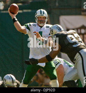 19 Oct 2008 - Oakland, CA, USA - New York Jets quarterback BRETT FAVRE # 4 passe le ballon avant d'être frappé par Oakland Raiders défensive fin TOMMY KELLY # 93 lors de leur match au McAfee Coliseum. (Crédit Image : © AL GOLUB/Golub/Photographie Photographie Golub) Banque D'Images