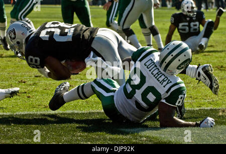 19 Oct 2008 - Oakland, CA, USA - Oakland Raiders coffre GIBRIL WILSON # 28 fait une interception de New York Jets COTCHERY JERRICHO wide receiver # 89, dans la ligne de Touchdown lors de leur match au McAfee Coliseum. (Crédit Image : © AL GOLUB/Golub/Photographie Photographie Golub) Banque D'Images