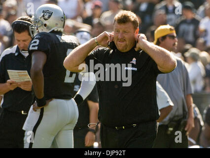 19 Oct 2008 - Oakland, CA, USA - Oakland Raiders l'entraîneur-chef Tom CABLE promenades le long de la ligne de touche lors d'un match contre les New York Jets chez McAfee Coliseum. (Crédit Image : © AL GOLUB/Golub/Photographie Photographie Golub) Banque D'Images