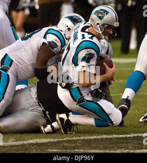 Nov 09, 2008 - Oakland, CA, USA - Oakland Raiders attaquer défensive GERARD WARREN # 61 sacks Panthers quart-arrière Jake Delhomme # 17 pendant leur jeu chez McAfee Coliseum. (Crédit Image : © AL GOLUB/Golub/Photographie Photographie Golub) Banque D'Images