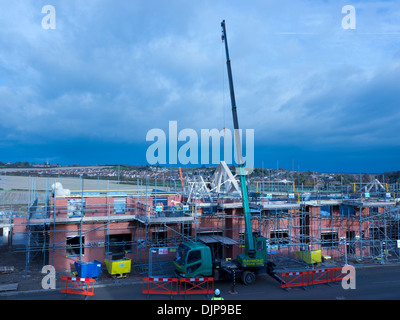 L'installation de planches sur le toit, nouvelle maison d'habitation à Grantham, Lincolnshire, Angleterre Banque D'Images