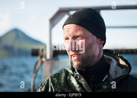 Portrait de la pêche commerciale au flétan Jens Klaar à Ikatan Bay près de False Pass, sud-ouest de l'Alaska, l'été. Banque D'Images