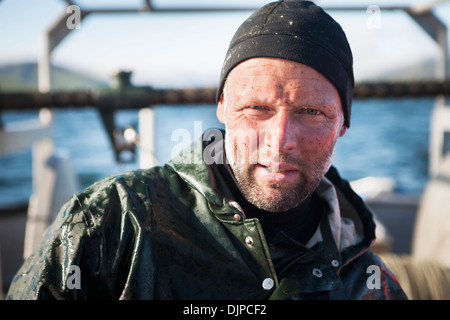 Portrait de la pêche commerciale au flétan Jens Klaar à Ikatan Bay près de False Pass, sud-ouest de l'Alaska, l'été. Banque D'Images