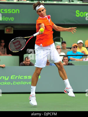 Mar 28, 2010 - Key Biscayne, Floride, USA - ROGER FEDERER renvoie un shot à Florent Serra pendant sept jours de l'action Sony Ericsson Open 2010 à Crandon Park Tennis Center le 28 mars 2010 à Key Biscayne, en Floride. (Crédit Image : © Gaston De Cardenas/ZUMA Press) Banque D'Images