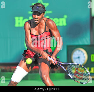 Mar 29, 2010 - Key Biscayne, Floride, USA - VENUS WILLIAMS renvoie un shot à Daniela Hantuchova pendant sept jours de l'action Sony Ericsson Open 2010 à Crandon Park Tennis Center le 29 mars 2010 à Key Biscayne, en Floride. (Crédit Image : © Gaston De Cardenas/ZUMA Press) Banque D'Images