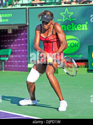 Mar 29, 2010 - Key Biscayne, Floride, USA - VENUS WILLIAMS renvoie un shot à Daniela Hantuchova pendant sept jours de l'action Sony Ericsson Open 2010 à Crandon Park Tennis Center le 29 mars 2010 à Key Biscayne, en Floride. (Crédit Image : © Gaston De Cardenas/ZUMA Press) Banque D'Images