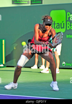 Mar 29, 2010 - Key Biscayne, Floride, USA - VENUS WILLIAMS renvoie un shot à Daniela Hantuchova pendant sept jours de l'action Sony Ericsson Open 2010 à Crandon Park Tennis Center le 29 mars 2010 à Key Biscayne, en Floride. (Crédit Image : © Gaston De Cardenas/ZUMA Press) Banque D'Images