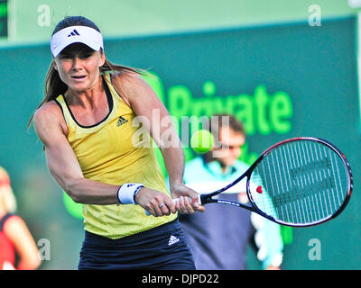 Mar 29, 2010 - Key Biscayne, Floride, USA - Daniela Hantuchova renvoie un shot à Venus Williams pendant sept jours de l'action Sony Ericsson Open 2010 à Crandon Park Tennis Center le 29 mars 2010 à Key Biscayne, en Floride. (Crédit Image : © Gaston De Cardenas/ZUMA Press) Banque D'Images