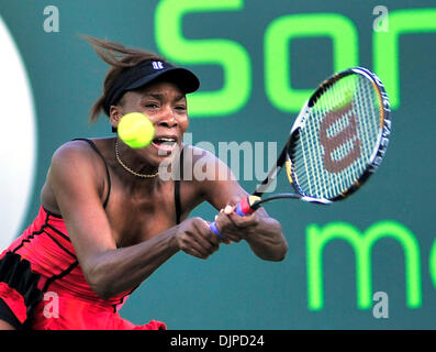 Mar 29, 2010 - Key Biscayne, Floride, USA - VENUS WILLIAMS renvoie un shot à Daniela Hantuchova pendant sept jours de l'action Sony Ericsson Open 2010 à Crandon Park Tennis Center le 29 mars 2010 à Key Biscayne, en Floride. (Crédit Image : © Gaston De Cardenas/ZUMA Press) Banque D'Images