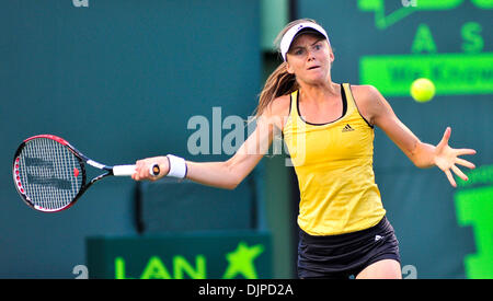 Mar 29, 2010 - Key Biscayne, Floride, USA - Daniela Hantuchova renvoie un shot à Venus Williams pendant sept jours de l'action Sony Ericsson Open 2010 à Crandon Park Tennis Center le 29 mars 2010 à Key Biscayne, en Floride. (Crédit Image : © Gaston De Cardenas/ZUMA Press) Banque D'Images