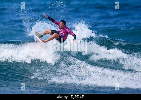 30 mars 2010 - Torquay, Victoria, Australie - MELANIE BARTELS (HAW), Oahu est classée deuxième lors de sa première série de chaleur au Rip Curl Pro Bells Beach, faire avancer directement dans la ronde 3. Bartels a été battu par l'Australien C. Hedges (AUS).Le Rip Curl Pro Bells Beach mettra en vedette les meilleurs surfeurs du monde à partir du 30 mars à avril 10, 2010. (Crédit Image : © Kirstin Scholtz/ASP-couverts imag Banque D'Images