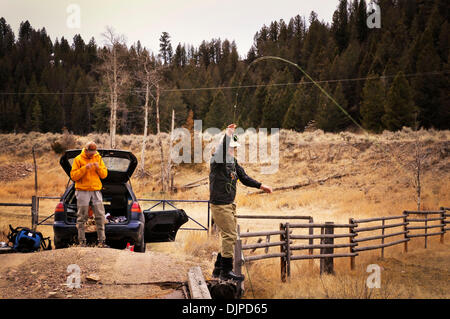 30 mars 2010 - Missoula, MT, États-Unis - les pêcheurs à la mouche en début de saison de capture et la truite fardée, près de Missoula, Montana sur une belle journée de printemps. Le pêcheur a pris les poissons sur les mouches, nymphes et emergers avec les tiges de mouche. Les conditions variaient entre nuageux, soleil, pluie et vent. (Crédit Image : © Jed Conklin/ZUMApress.com) Banque D'Images