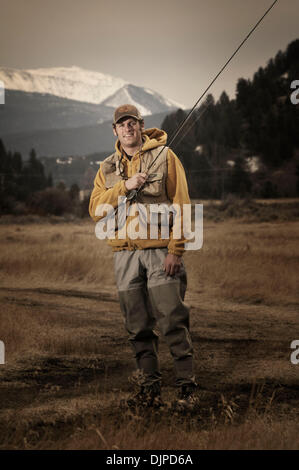 30 mars 2010 - Missoula, MT, États-Unis - les pêcheurs à la mouche en début de saison de capture et la truite fardée, près de Missoula, Montana sur une belle journée de printemps. Le pêcheur a pris les poissons sur les mouches, nymphes et emergers avec les tiges de mouche. Les conditions variaient entre nuageux, soleil, pluie et vent. (Crédit Image : © Jed Conklin/ZUMApress.com) Banque D'Images