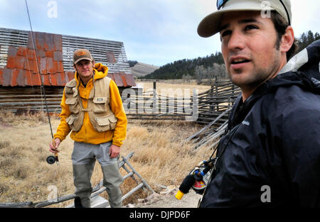 30 mars 2010 - Missoula, MT, États-Unis - les pêcheurs à la mouche en début de saison de capture et la truite fardée, près de Missoula, Montana sur une belle journée de printemps. Le pêcheur a pris les poissons sur les mouches, nymphes et emergers avec les tiges de mouche. Les conditions variaient entre nuageux, soleil, pluie et vent. (Crédit Image : © Jed Conklin/ZUMApress.com) Banque D'Images