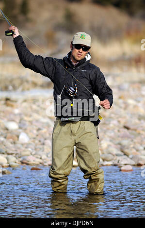 30 mars 2010 - Missoula, MT, États-Unis - les pêcheurs à la mouche en début de saison de capture et la truite fardée, près de Missoula, Montana sur une belle journée de printemps. Le pêcheur a pris les poissons sur les mouches, nymphes et emergers avec les tiges de mouche. Les conditions variaient entre nuageux, soleil, pluie et vent. (Crédit Image : © Jed Conklin/ZUMApress.com) Banque D'Images