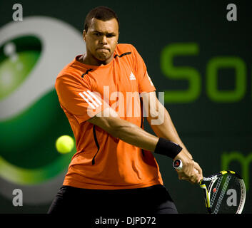 Mar 31, 2010 - Key Biscayne, Floride, USA - JO-WILFIRED TSONGA de la France renvoie un projectile contre Rafael Nadal de l'Espagne pendant neuf jours du Sony Ericsson Open 2010 à Crandon Park Tennis Center le 31 mars 2010 à Key Biscayne, en Floride. (Crédit Image : © Gaston De Cardenas/ZUMA Press) Banque D'Images