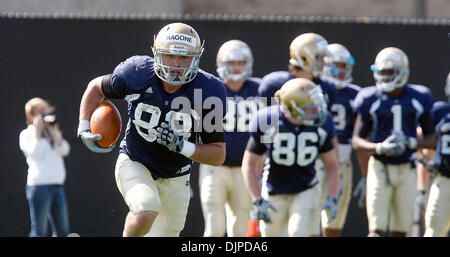 Mar 31, 2010 - South Bend, Indiana, USA - University of Notre Dame tight end MIKE RAGONE exécute une passe à vélo pendant la pratique mercredi. Ragone est un aîné de Cherry Hill, New Jersey. (Crédit Image : © Jim Z. Rider/ZUMApress.com) Banque D'Images