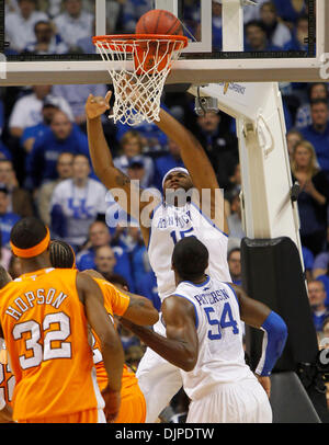 13 mars 2010 - Nashville, Tennessee, USA - California's DeMarcus Cousins a pour base un panier et pour certains de ses 19 points et 15 rebonds au Kentucky défait Washington 74-45 le samedi 13 mars 2010 à Nashville, Tennessee. Photo par Mark Cornelison | Personnel. (Crédit Image : © Lexington Herald-Leader/ZUMApress.com) Banque D'Images