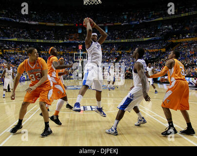 13 mars 2010 - Nashville, Tennessee, USA - California's DeMarcus Cousins a demandé un rebond offensif comme certains de ses 15 rebonds au Kentucky défait Washington 74-45 le samedi 13 mars 2010 à Nashville, Tennessee. Photo par Mark Cornelison | Personnel. (Crédit Image : © Lexington Herald-Leader/ZUMApress.com) Banque D'Images