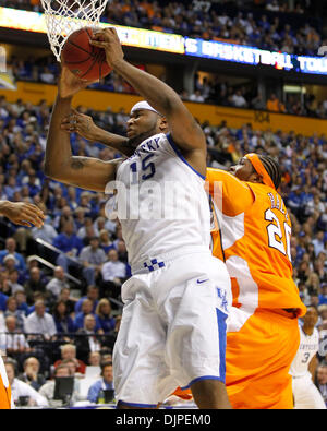 13 mars 2010 - Nashville, Tennessee, USA - California's DeMarcus Cousins tiré vers le bas l'un de ses 15 rebonds en face de New York's Kenny Hall, au Kentucky défait Washington 74-45 le samedi 13 mars 2010 à Nashville, Tennessee. Photo par Mark Cornelison | Personnel. (Crédit Image : © Lexington Herald-Leader/ZUMApress.com) Banque D'Images