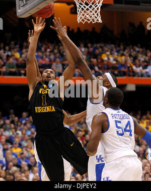 27 mars 2010 - Syracuse, New York, USA - California's Cousins DeMarucs a bloqué la balle par WVU's Da'Sean Butler comme Kentucky joué West Virginia's le samedi 27 mars 2010 à Syracuse, New York. Photo par Mark Cornelison | Personnel. (Crédit Image : © Lexington Herald-Leader/ZUMApress.com) Banque D'Images