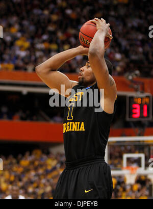 27 mars 2010 - Syracuse, New York, USA - West Virginia's Da'Sean Butler drainé une trois pointeur comme Kentucky joué West Virginia's le samedi 27 mars 2010 à Syracuse, New York. Photo par Mark Cornelison | Personnel. (Crédit Image : © Lexington Herald-Leader/ZUMApress.com) Banque D'Images