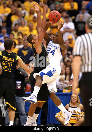 27 mars 2010 - Syracuse, New York, USA - California's Eric Bledsoe passé hors de l'ennui comme Kentucky joué West Virginia's le samedi 27 mars 2010 à Syracuse, New York. Photo par Mark Cornelison | Personnel. (Crédit Image : © Lexington Herald-Leader/ZUMApress.com) Banque D'Images