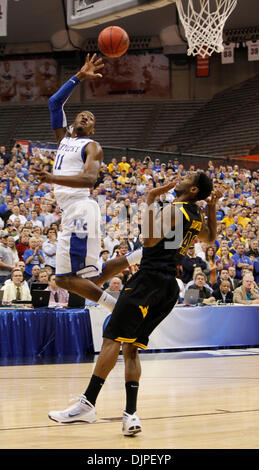 27 mars 2010 - Syracuse, New York, USA - John Wall shot de nearlt derrière le panier comme il passait près de la LAAC.John fleurs comme l'Université du Kentucky a joué la West Virginia dans le Carrier Dome à Syracuse, NY, Samedi, Mars 27, 2010. C'est d'abord la moitié de l'action. Photo par Charles Bertram (crédit Image : © Lexington Herald-Leader/ZUMApress.com) Banque D'Images