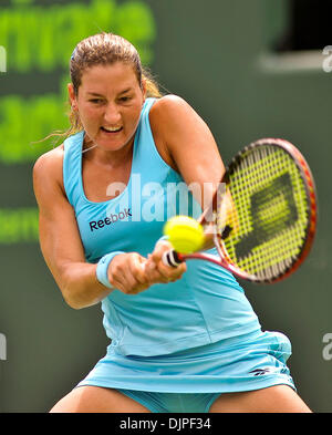 Mar 28, 2010 - Key Biscayne, Floride, USA - Shahar Peer d'Israël renvoie une tourné contre Kim Clijsters de Belgique durant six jour action de la troisième série de la Sony Ericsson Open 2010 à Crandon Park Tennis Center (crédit Image : © Gaston De Cardenas/ZUMA Press) Banque D'Images