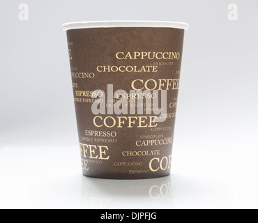 Belle tasse jetable en carton pour le café et d'autres. Banque D'Images