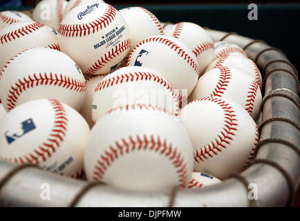 Avril 06, 2010 - Tampa, Florida, USA - DIRK SHADD | fois .SP 321097    07 SHAD RAYONS (04/06/10 St.) une trémie remplie de baseballs repose le long du côté du champ avant de confitage pratique commence le jour d'ouverture avant que les Rays de Tampa Bay bataille contre les Orioles de Baltimore en face d'une foule à Tropicana Field à Saint-pétersbourg mardi soir. [DIRK SHADD, fois] (CRE Banque D'Images