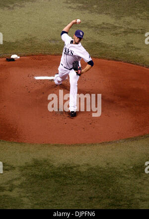 Avril 06, 2010 - Tampa, Florida, USA - DIRK SHADD | fois .SP 321097    10 SHAD RAYONS (04/06/10 St.) Rays de Tampa Bay le lanceur partant James Shields fournit le premier lancer le jour d'ouverture contre les Orioles de Baltimore en face d'une foule à Tropicana Field à Saint-pétersbourg mardi soir. [DIRK SHADD, fois] (crédit Image : © St. Petersburg Times/ZUMApress.com) Banque D'Images