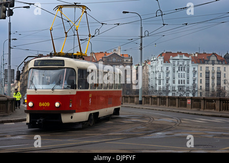 Les tramways à Prague Prague .Le réseau de tramway est de 135 kilomètres et possède 25 lignes de jour et 9 de nuit. En combinaison avec la rencontré Banque D'Images