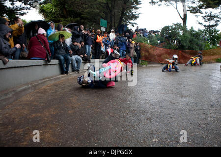 Apr 04, 2010 - San Francisco, Californie, Etats-Unis - il y a une chose que la 10e édition de la Grande Roue apporter votre propre race est connu pour, se plante. Ce garçon était assez intelligent pour où un casque et des gants. Une majorité des participants les plus âgés brave le cours sans une protection. (Crédit Image : © André Hermann/ZUMA Press) Banque D'Images