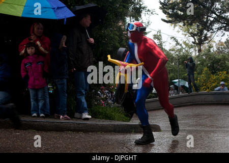 Apr 04, 2010 - San Francisco, Californie, Etats-Unis - après chaque descendre la rue Vermont en courbes, au cours de la 10e édition de la Grande Roue apporter votre propre race, les participants doivent marcher jusqu'au sommet s'ils décident de repartir. (Crédit Image : © André Hermann/ZUMA Press) Banque D'Images