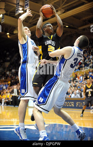 Dec 29, 2009 - Durham, Caroline du Nord), USA - Duke Blue Devils (21) MILES PLUMLEE et (34) RYAN KELLY guard Long Beach State 49ers (22) CASPER WARE comme il conduit au panier comme l'Université Duke Blue Devils à l'encontre de l'état de Long Beach 49ers avec un score final de 84-63 comme ils ont joué à l'Cameron Indoor Stadium situé à Durham. Copyright 2009 Jason Moore. (Crédit Image : © Ja Banque D'Images