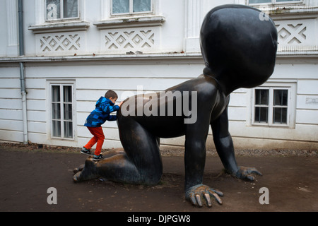 Baby crawling giant île de Kampa. Prague.Voici trois sculptures en bronze de l'artiste tchèque David Cerny, intitulée 'Bébé', trois Banque D'Images